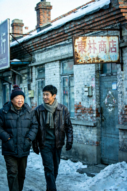 国产剧《漫长的季节》剧照，范伟与秦昊在东北街头