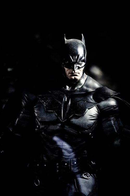 热门美剧《最后生还者》海报，主角在末日废墟中前行