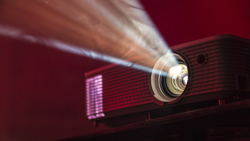 编辑精选电影《寄生虫》全家在豪宅中的剧照