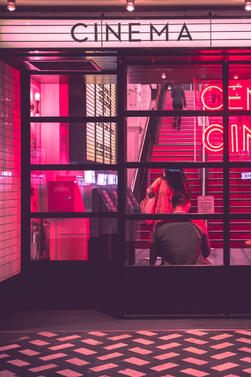 热门电影《星际穿越》震撼太空场景