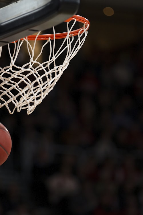 短剧《二十九》海报，两位都市女性对视