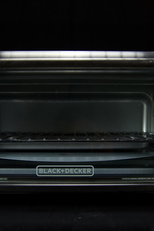 韩剧《黑暗荣耀》海报，宋慧乔眼神凌厉的特写